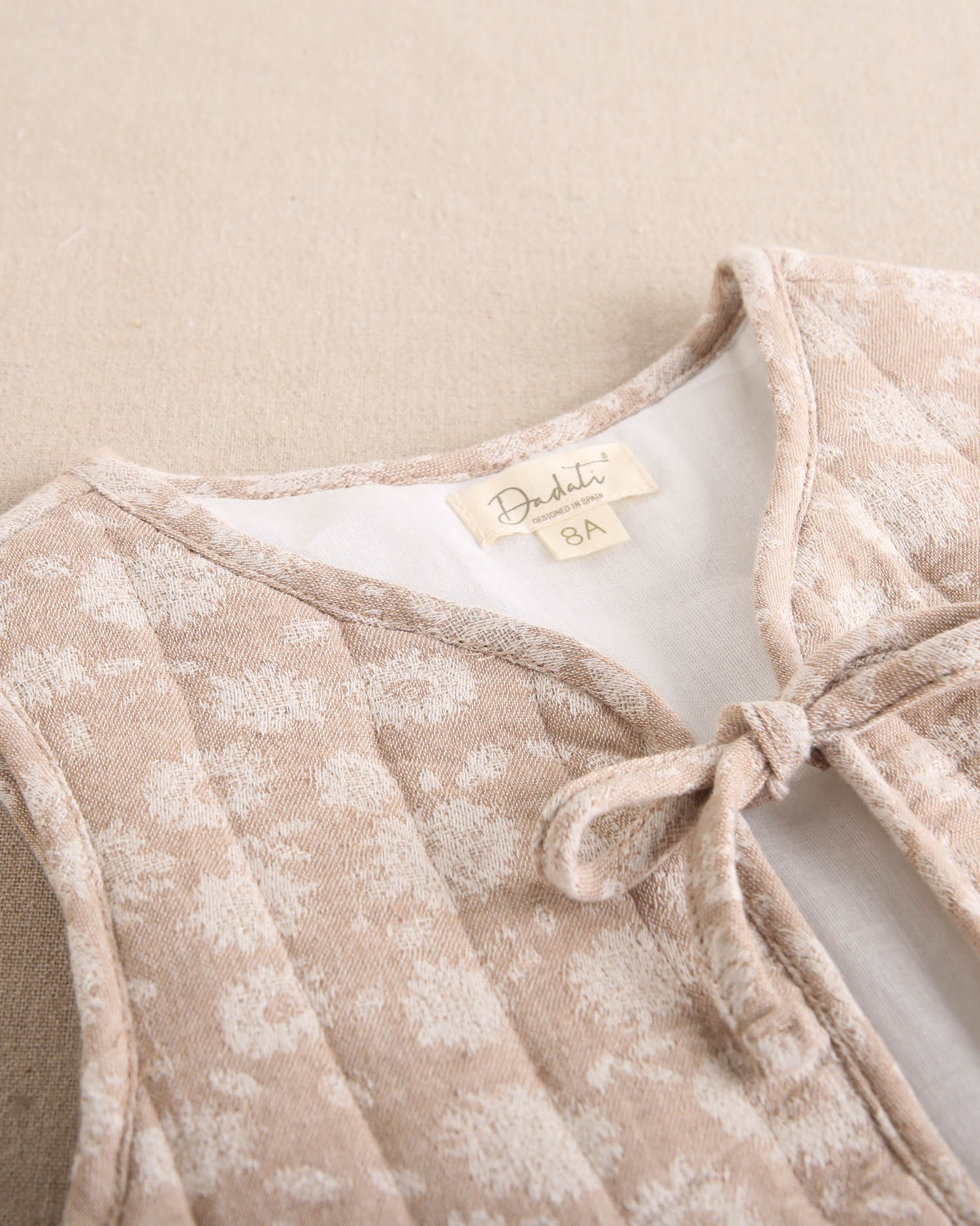Chaleco beige lazo Dadati - Imagen 2